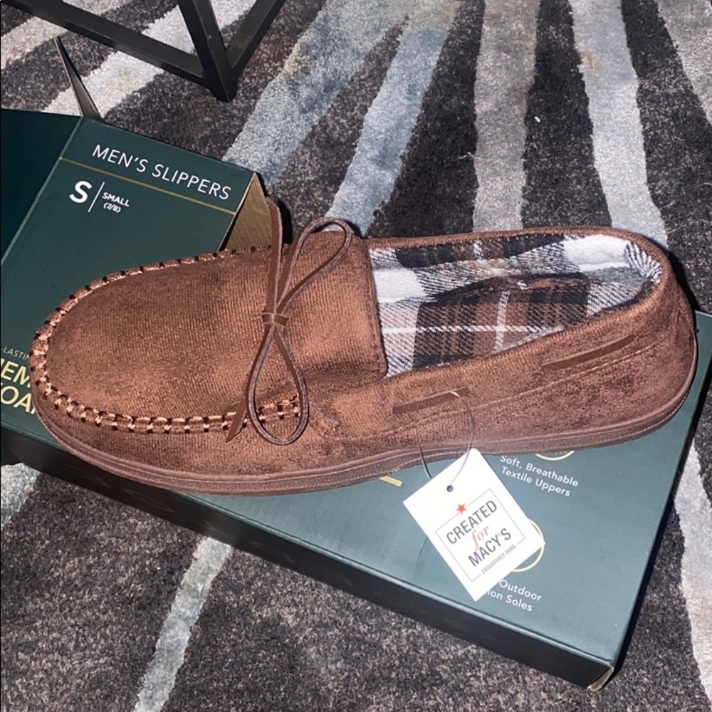 Gold Toe
Men's slippers multiple pairs‎